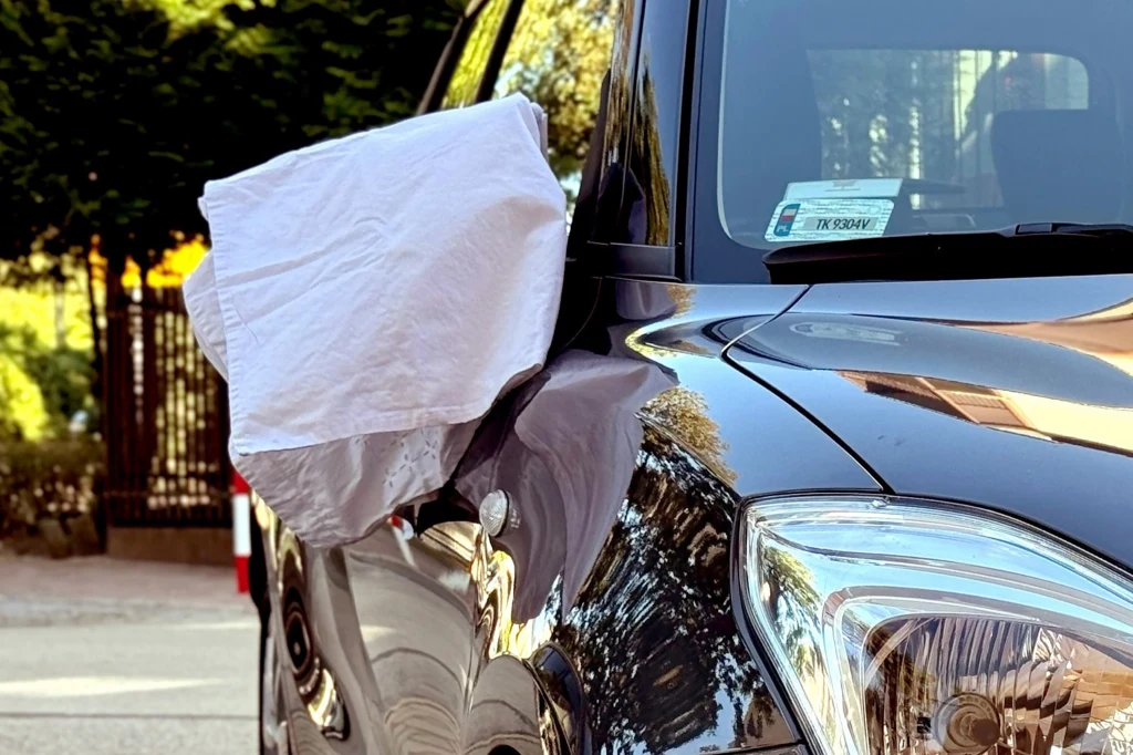 Biały ręcznik na lusterku to ważny znak Biały ręcznik na lusterku to ważny znak