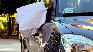 Biały ręcznik na lusterku samochodu. Polacy nie wiedzą, co oznacza