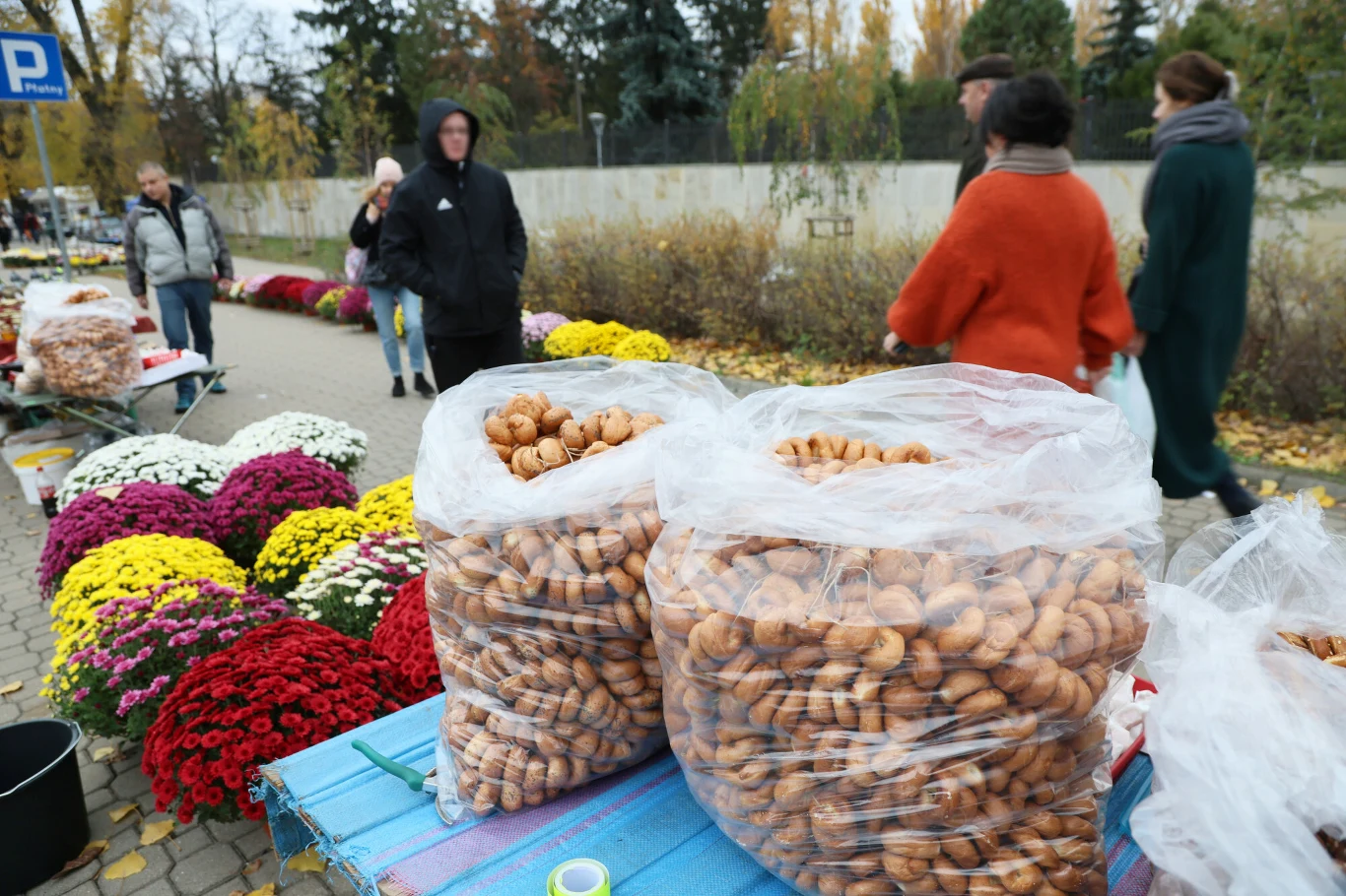 Na wielu cmentarzach w Polsce spotkasz obwarzanki i oponki.