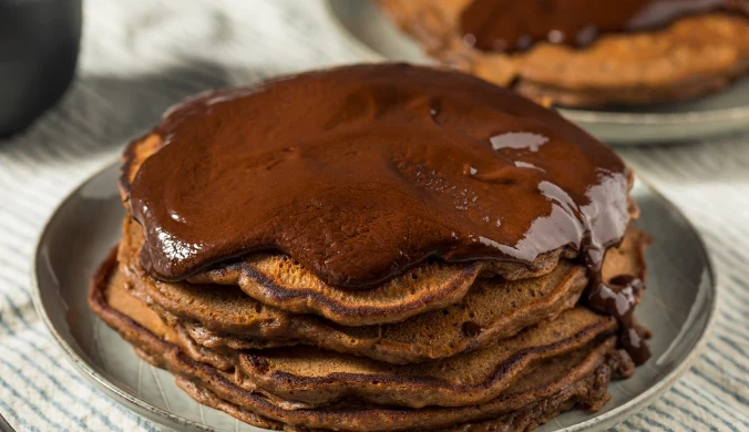 Omlet czekoladowy zrobić w kilka minut. Wystarczy połączyć składniki blenderem i usmażyć