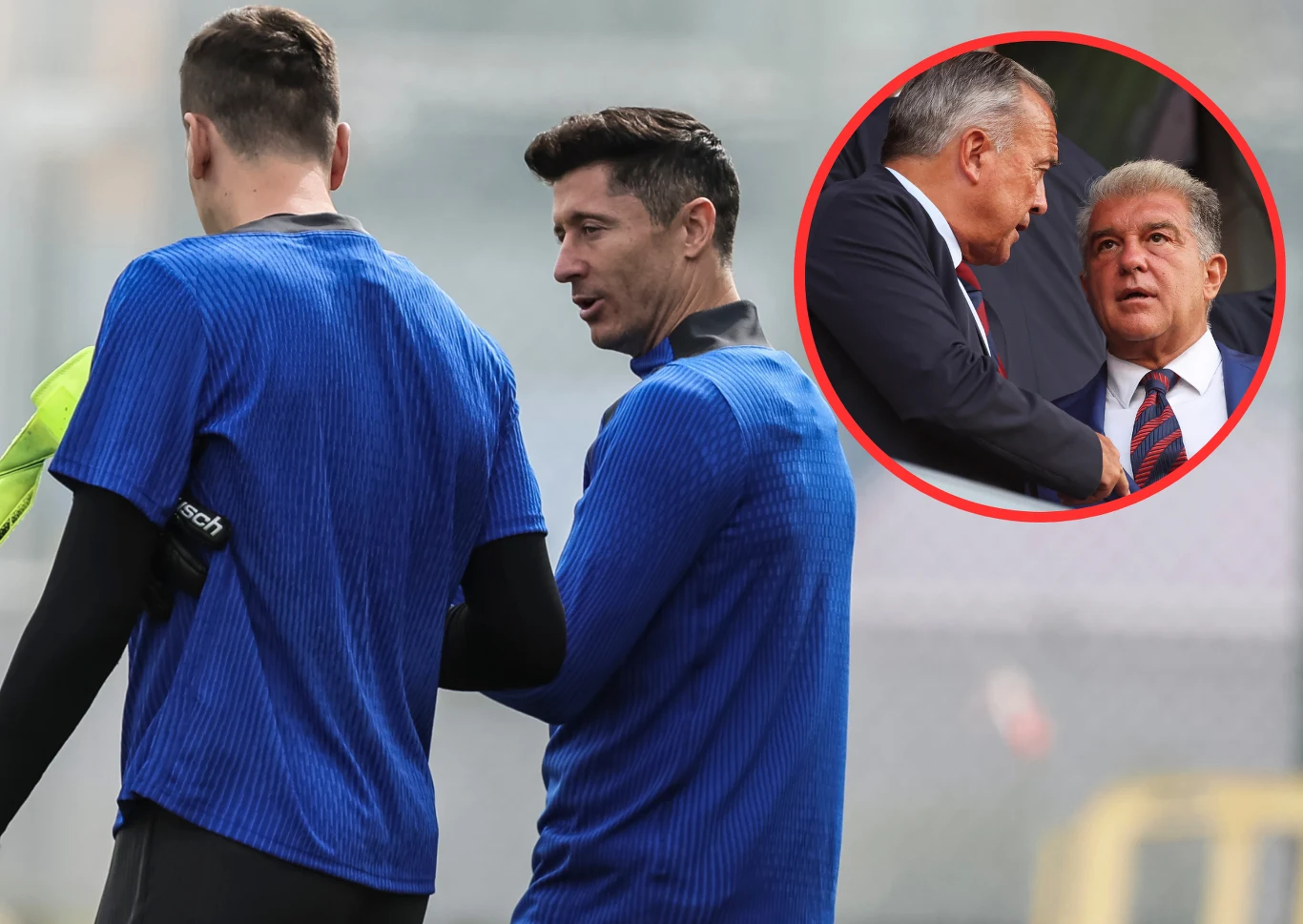 Wojciech Szczęsny i Robert Lewandowski (w kółku Rafael Yuste i Joan Laporta) Dwóch piłkarzy w niebieskich koszulkach podczas treningu, rozmawiających na boisku, w rogu okrągła wstawka z dwoma mężczyznami w garniturach prowadzącymi rozmowę.