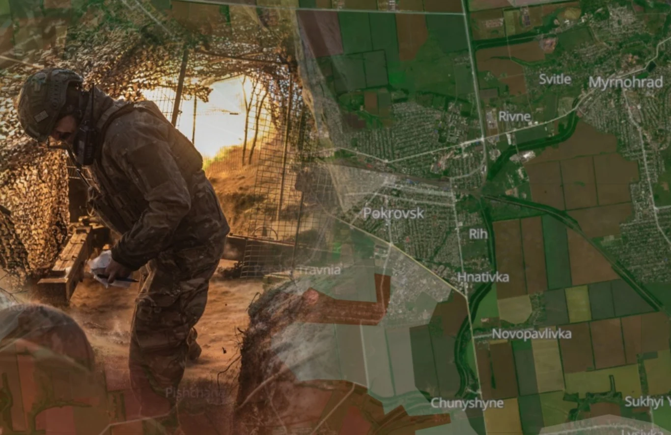 W Pokrowsku trwają zacięte walki. Rosjanie wkroczyli do miasta Żołnierz w mundurze wojskowym pochyla się pod kamuflażową siatką, w tle widoczne jest zdjęcie satelitarne z nazwami miejscowości i pól uprawnych.