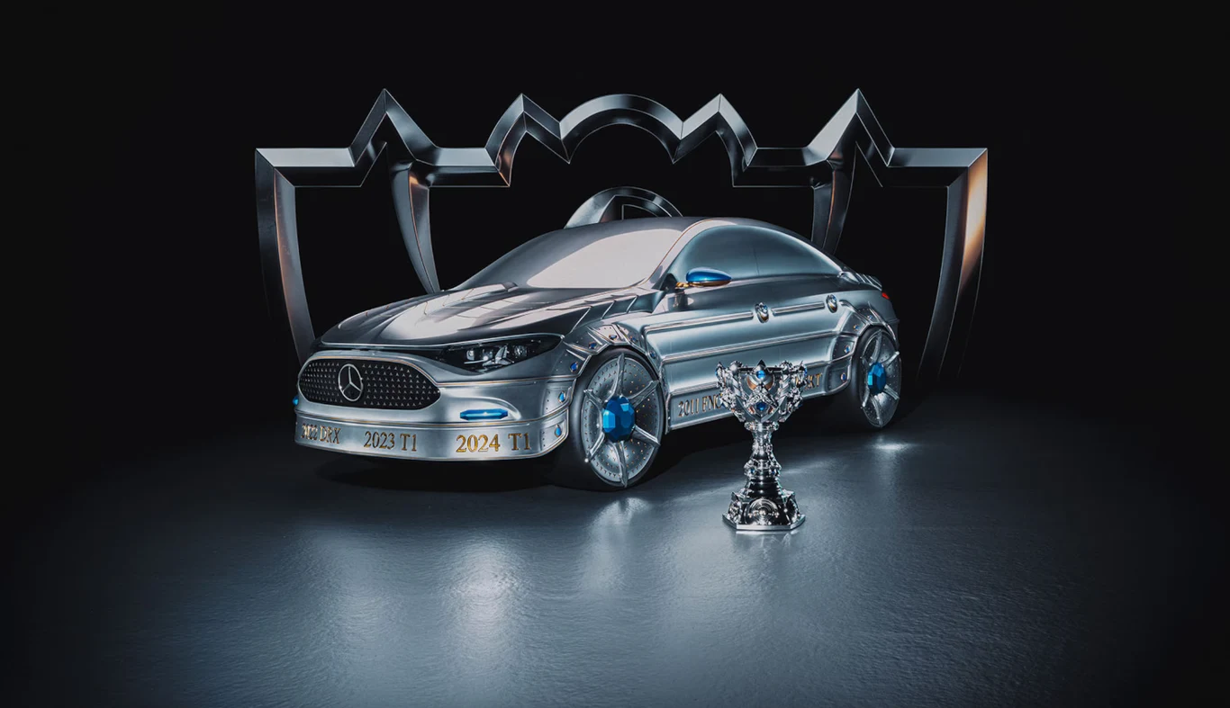 League of Legends Mercedes-Benz CLA Art Piece Metaliczny samochód sportowy marki Mercedes otoczony futurystycznymi, stalowymi elementami, z przodu znajduje się puchar o fantazyjnym kształcie, całość utrzymana w chłodnej, srebrzystej kolorystyce.
