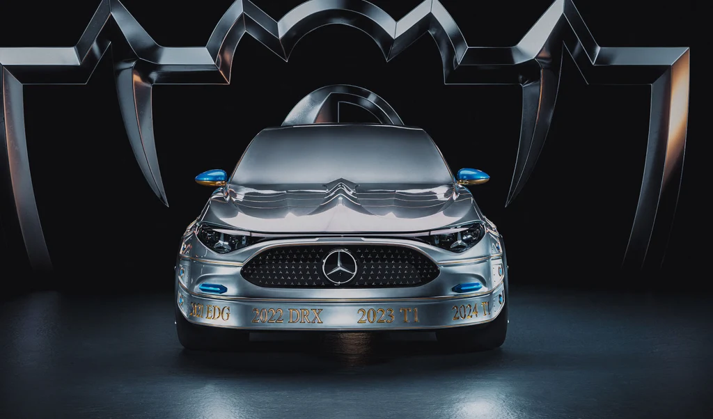 League of Legends Mercedes-Benz CLA Art Piece Nowoczesny, srebrny samochód osobowy z logotypem Mercedesa i elementami upodabniającymi go do owada, w tle metaliczna, stylizowana dekoracja przypominająca pająka.