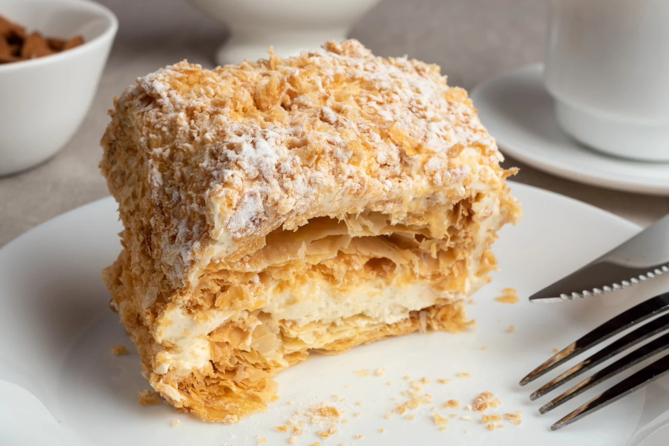 Napoleon niedzielny to ciasto francuskie przełożone budyniowym kremem Napoleon niedzielny to ciasto francuskie przełożone budyniowym kremem