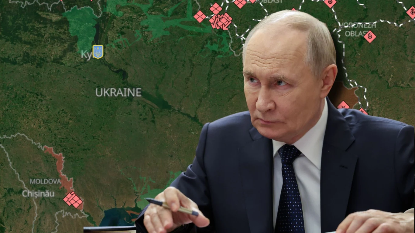 Według ustaleń wywiadu USA Władimir Putin jest "jeszcze bardziej zdeterminowany" ws. wojny w Ukrainie Mężczyzna w garniturze siedzący przy stole na tle mapy Ukrainy oraz krajów sąsiednich, na mapie zaznaczone liczne obszary zainteresowania lub działań w pobliżu granicy.