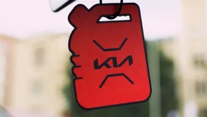 Kupisz auto elektryczne? Dostaniesz odświeżacz o zapachu benzyny