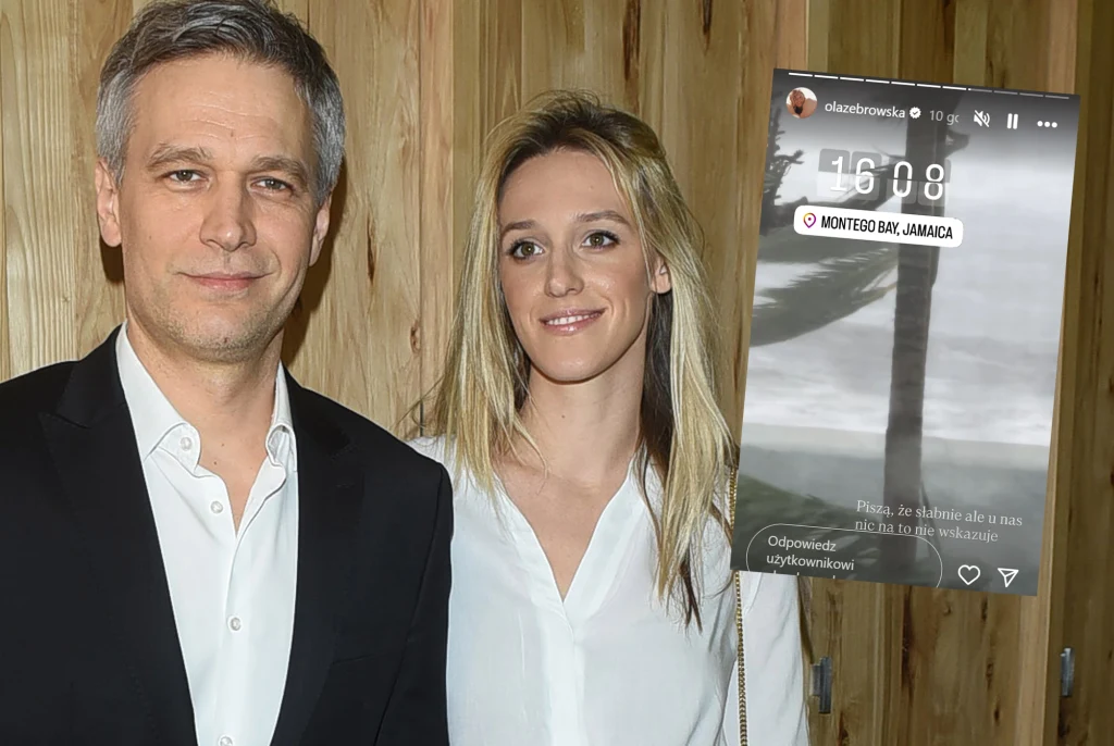 Żebrowscy utknęli na Jamajce /https://www.instagram.com/olazebrowska/ Para ubrana w eleganckie stroje stoi razem na tle drewnianej ściany, obok widać nakładkę ze zdjęcia przedstawiającego nadmorski krajobraz z palmą oraz opisem miejsca na Jamajce.