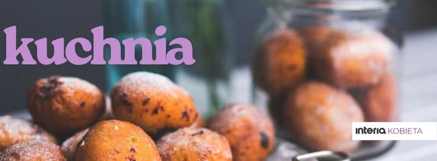 Okrągłe, lekko przypieczone pączki ułożone na stole oraz w szklanym słoiku, w tle fioletowy napis kuchnia i logo interia kobieta.