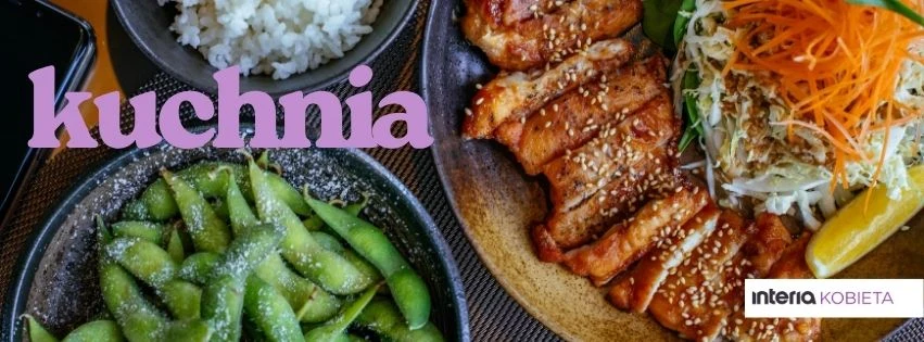 Kuchnia Dania kuchni azjatyckiej, w tym miska z gotowanym ryżem, miska z zielonymi warzywami posypanymi solą oraz talerz z grillowanym mięsem w sezamie, surówką z marchewki i cytryną.