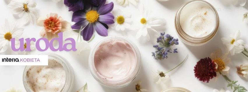 Słoiczki z kosmetykami otoczone różnokolorowymi kwiatami, kremy o różnych konsystencjach i barwach tworzą estetyczną kompozycję, dominują jasne tony i naturalny charakter, w lewym górnym rogu fioletowy napis 'uroda'.