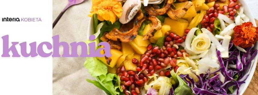 Kolorowa sałatka z liśćmi sałaty, kawałkami mango, pestkami granatu, plasterkami świeżych grzybów, cebulą, czerwoną kapustą oraz dekoracyjnymi kwiatami jadalnymi.