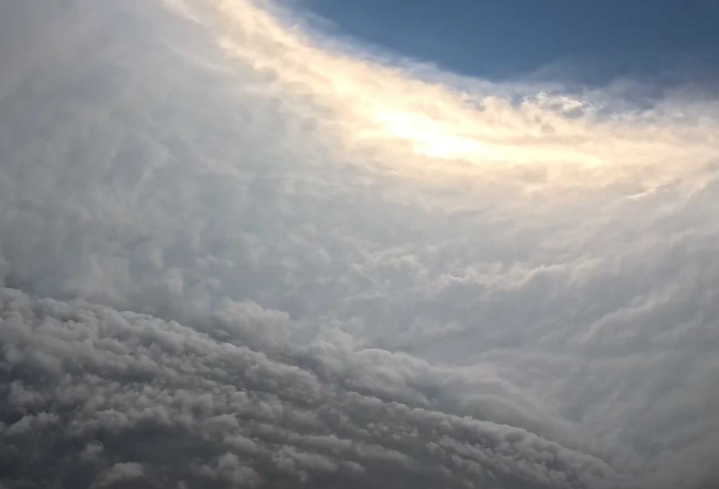 Takich ujęć nie oglądamy codziennie. Huragan Melissa od środka