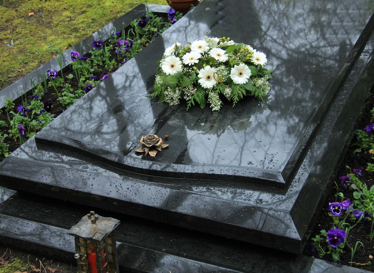 Wymaga szczególnej troski, ponieważ jest bardziej porowaty i podatny na działanie kwasów.