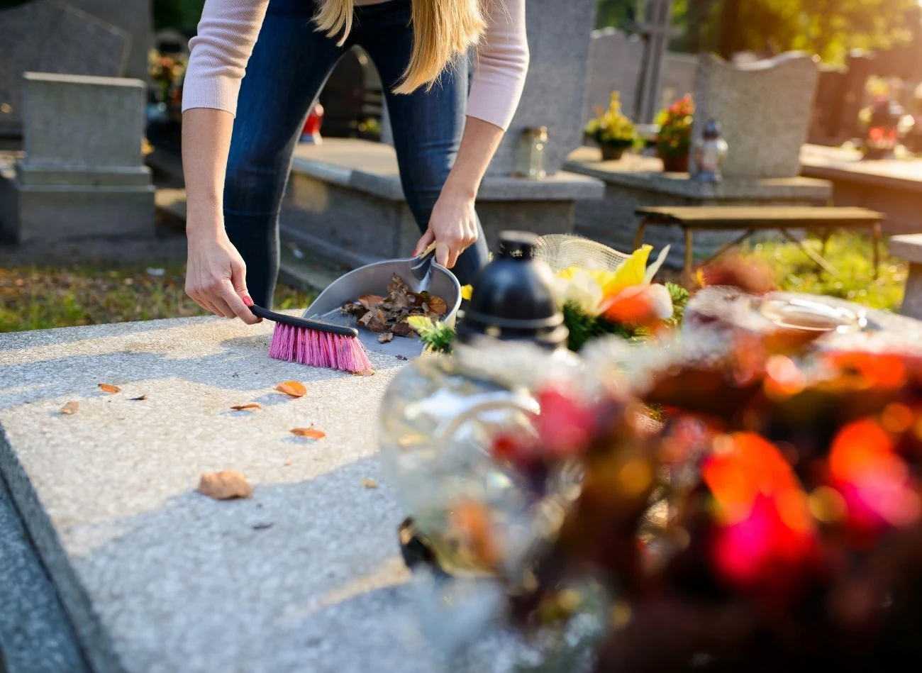 Najważniejsza w utrzymaniu nagrobków w nienagannym stanie jest profilaktyka. Dbaj o płyty regularnie.