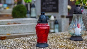 Nawet z zaniedbanego nagrobka zejdzie cały brud. Przepis jest prosty