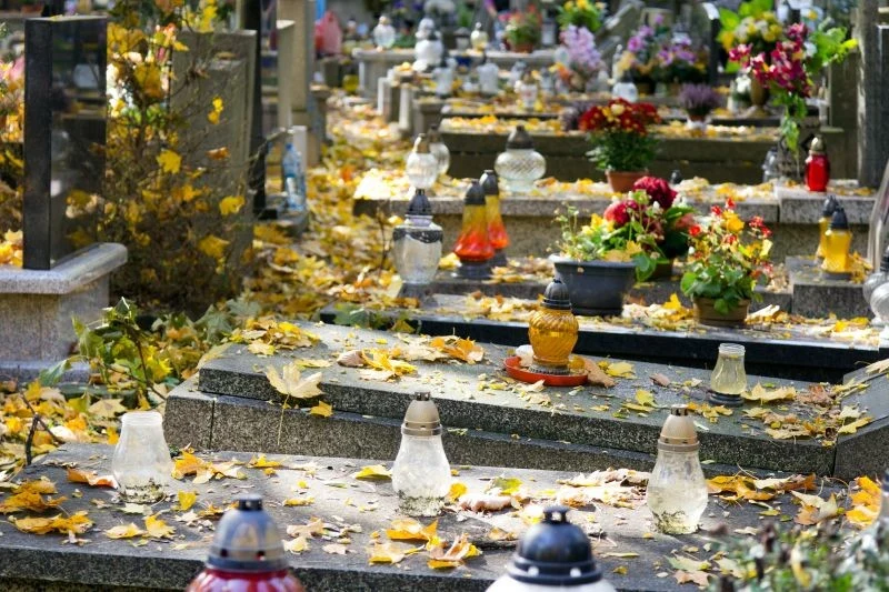 Dzięki regularnemu myciu i czyszczeniu możemy przedłużyć trwałość pomnika na cmentarzu