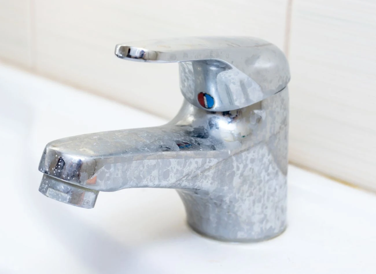 Kamień i rdza na bateriach w łazience to częsty problem, któremu w prosty sposób można zapobiegać.