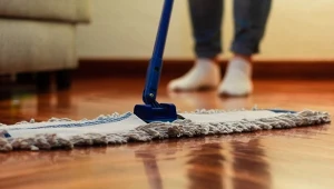 Jak umyć podłogę bez pozostawiania smug? Ważna jest technika, sprzęt i odpowiedni środek czyszczący.