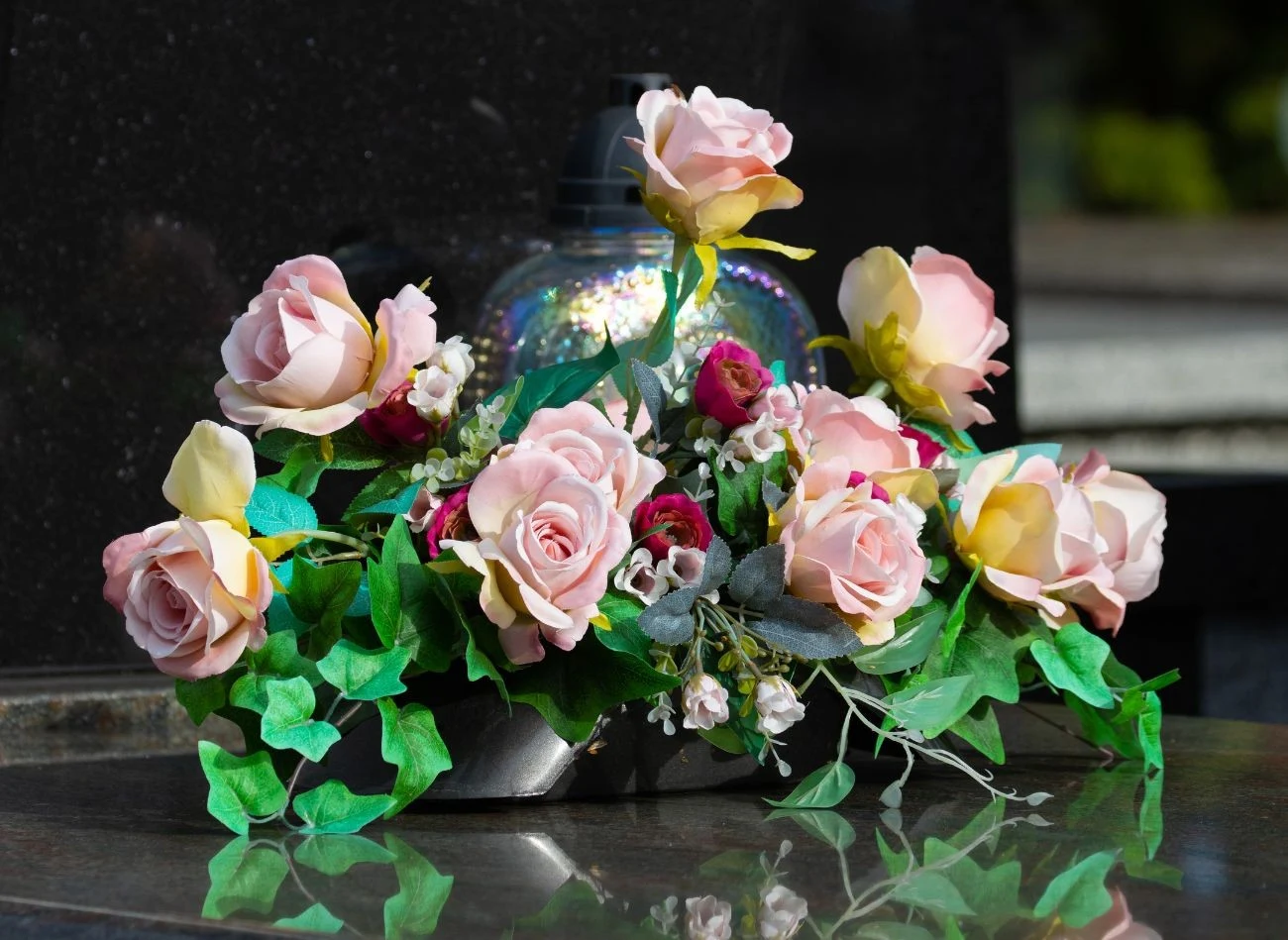 Spersonalizowane wiązanki i znicze nie są atrakcyjne dla złodziei