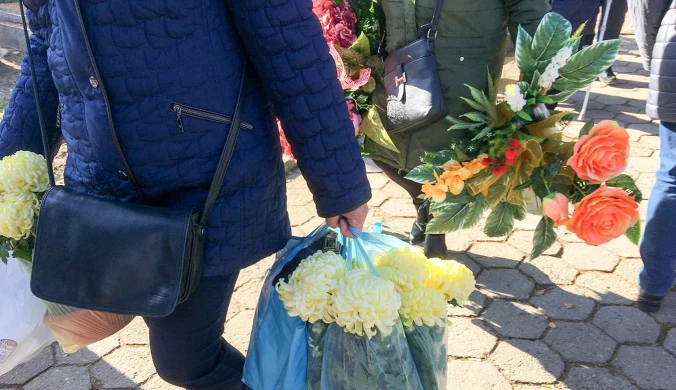 Na cmentarz cenne ozdoby warto zanieść nie wcześniej, niż rankiem 1 listopada