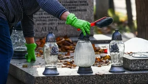 Tych zniczy nie wolno wrzucać do zwykłego kosza. Grozi za to wysoki mandat