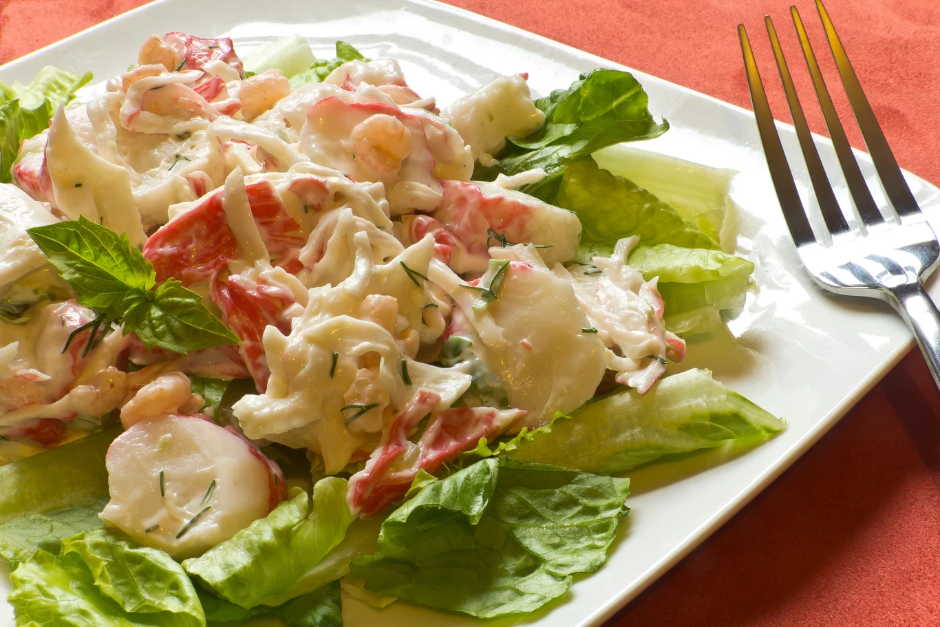 Sałatka imprezowa z surimi to prosta, ale elegancka przystawka na przyjęcie Sałatka imprezowa z surimi to prosta, ale elegancka przystawka na przyjęcie