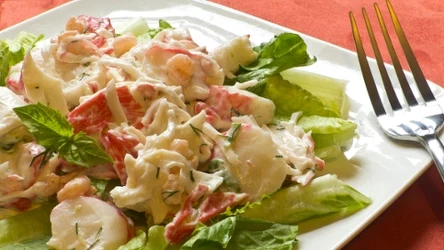 Sałatka imprezowa z surimi to prosta, ale elegancka przystawka na przyjęcie