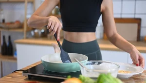 Metoda 30-30-30 zaczyna się już w kuchni. Wystarczy 30 gramów białka w porannym posiłku i chwila ruchu, by pobudzić ciało do spalania tłuszcz