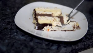 Przełóż herbatniki kremem. Szybkie ciasto na Wszystkich Świętych rodem z PRL-u