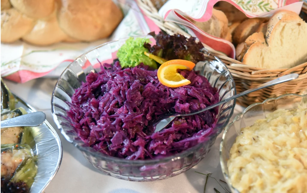 Czerwona kapusta to nieodłączny składnik śląskiego obiadu. Czerwona kapusta to nieodłączny składnik śląskiego obiadu.