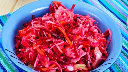 Jednym z najprostszych i najskuteczniejszych sposobów wspomagania pracy jelit jest o sałatka oczyszczająca z kapusty i buraka.