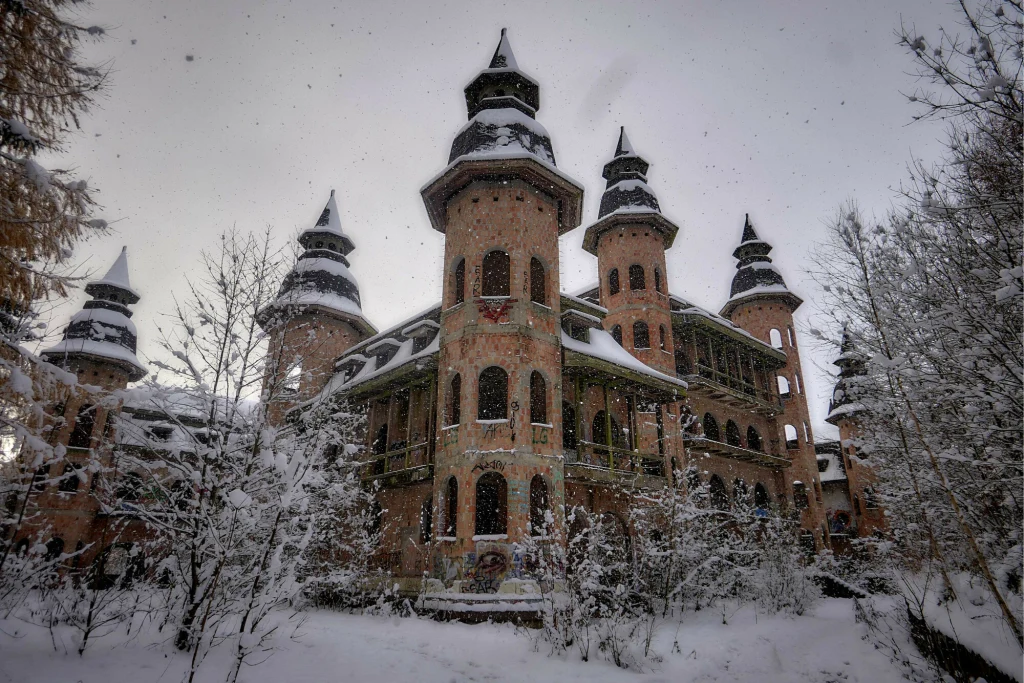 Niedokończony zamek w Łapalicach. Wygląda jak opuszczony polski Hogwart Niedokończony zamek w Łapalicach. Wygląda jak opuszczony polski Hogwart
