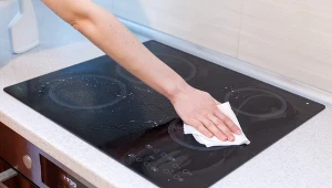 Zero szorowania. Ta prosta mieszanka czyści przypalenia z indukcji