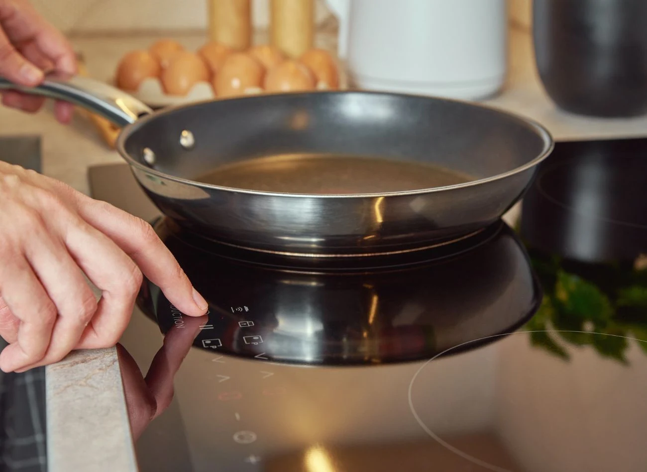 Płyty indukcyjnej nie należy czyścić szorstką stroną zmywaka do naczyń. W ten sposób powstają trwałe zarysowania.