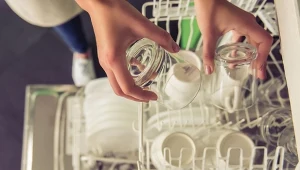 Jak zrobić domowy nabłyszczacz do zmywarki? Ma lepszy skład i nie rysuje szkła.