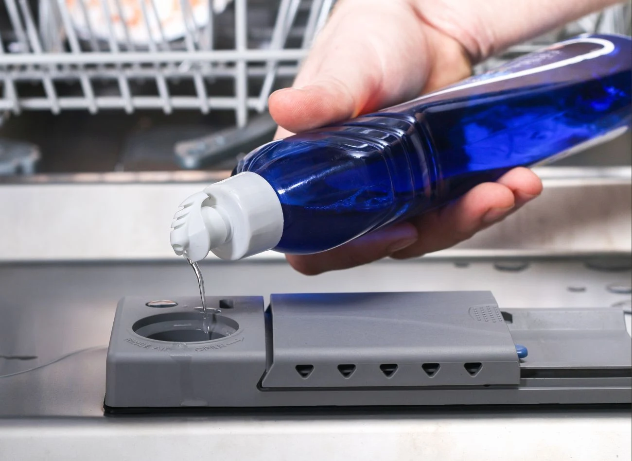 Niektóre nabłyszczacze do zmywarki mogą zawierać szkodliwe substancje, dlatego przed zakupem warto sprawdzać ich skład.