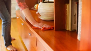 Wyjaśniamy, dlaczego w domu jest dużo kurzu i jak się go pozbyć na długo.