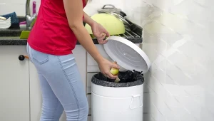 Jak skutecznie pozbyć się przykrego zapachu z kosza na śmieci? Wypróbuj sodę oczyszczoną.