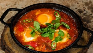 Uova in purgatorio, czyli jajka w czyśćcu to włoska odpowiedź na szakszukę