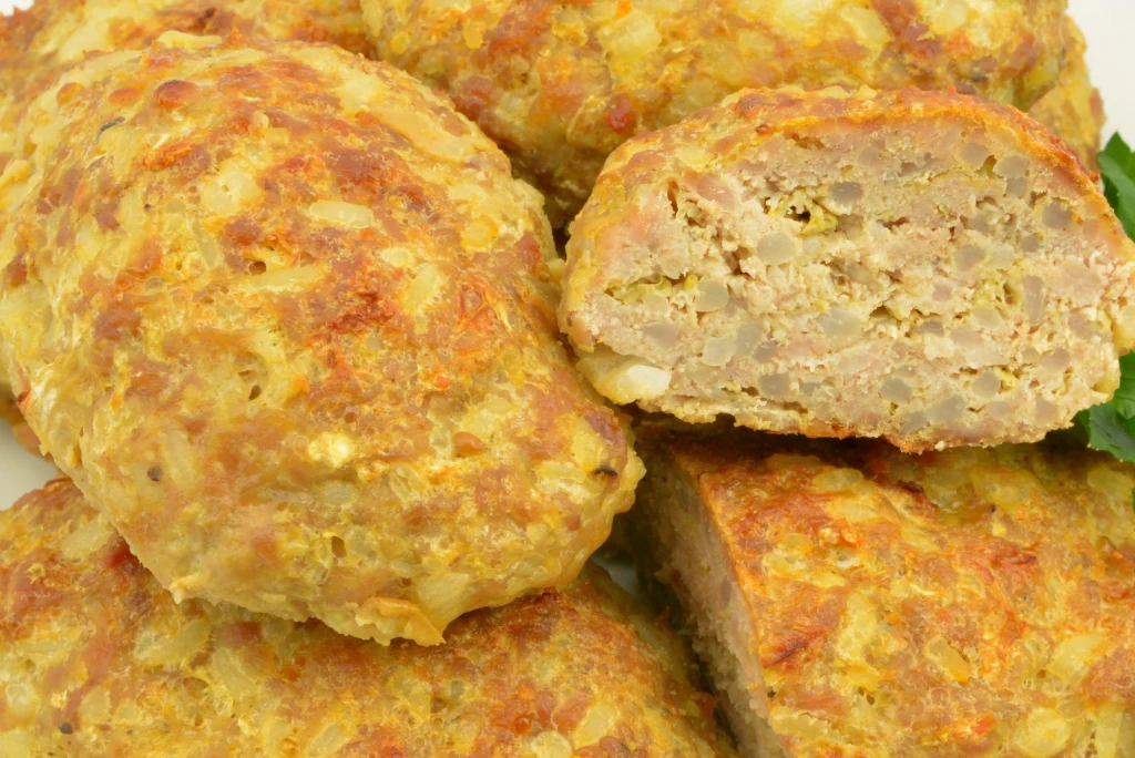 Torebka ryżu zalega w lodówce? Wyczaruj z niej alternatywę dla babcinych mielonych