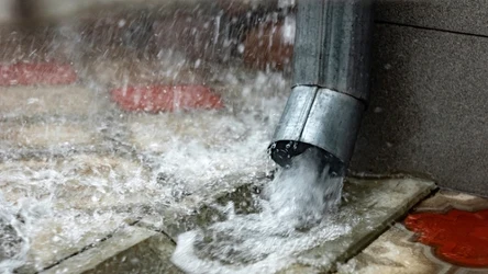 „Podatek od deszczu” obowiązuje właścicieli nieruchomości mających dużą, nieprzepuszczalną powierzchnię.