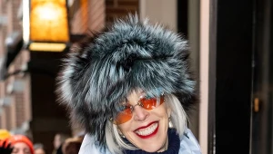 Jak dobrać czapkę do siwych włosów i odjąć sobie lat? Triki, które działają