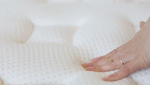 Jak skutecznie wyczyścić materac domowym sposobem?