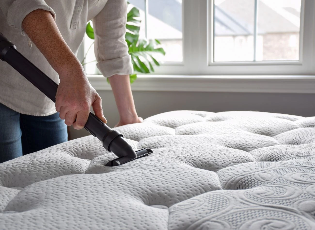 Przed ponownym odkurzeniem materaca należy pozbyć się jak największej ilości sody oczyszczonej z jego powierzchni, najlepiej przy pomocy suchej ściereczki z mikrofibry.