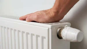Czy kaloryfer dobrze grzeje? Prawidłowa praca urządzenia to mniejsze rachunki. Fot. aliaksandrbarysenka / Canva Pro