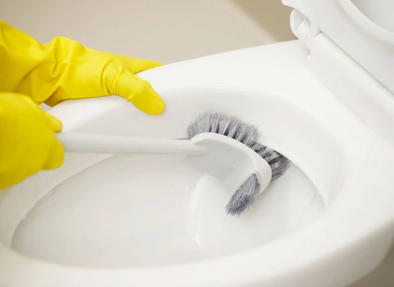 Regularne stosowanie naturalnych metod czyszczenia muszli klozetowej pozwala uniknąć osadzania się kamienia w przyszłości.