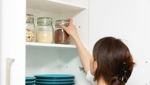 Jak pozbyć się szybko moli spożywczych z szafek?