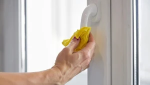 Zrób domową pastę, która doskonale wyczyści ramy okienne.