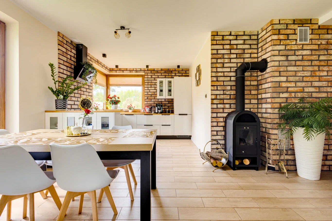 Cegła na ścianie dodaje wyrazu wnętrzu